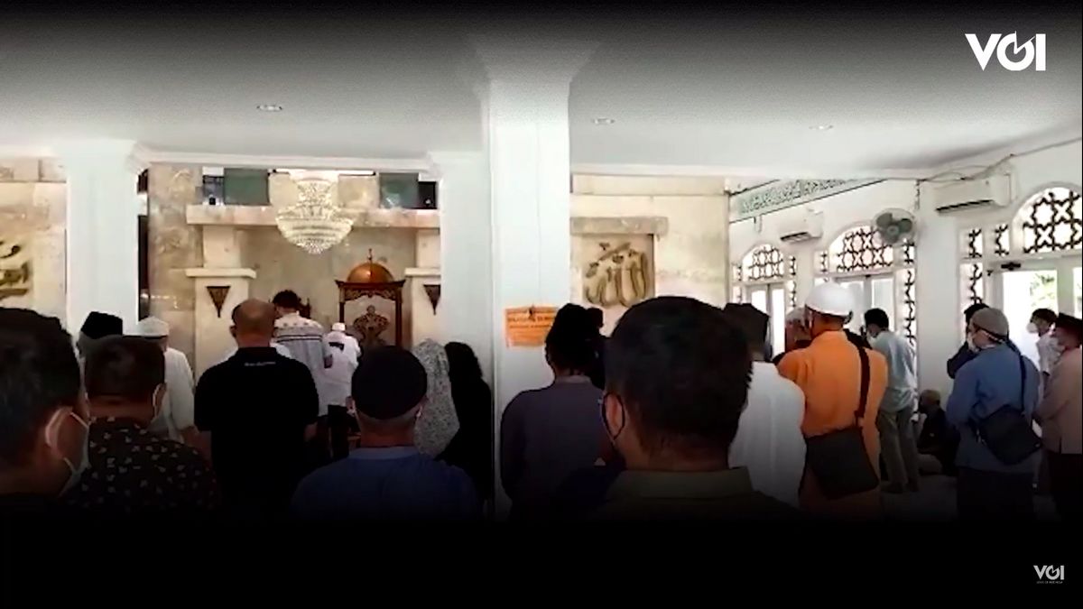 VIDEO: Verawaty Fajrin's Funeral Prayer