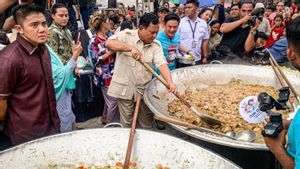    Prabowo Hadiri Makan Besar Bobon Santoso di Cilincing, Ikut Aduk Masakan Sampai Joget Bareng Warga