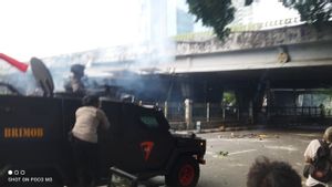 Massa Aksi Kian Bertambah di Flyover Slipi, Petugas Terus Tembak Gas Air Mata 