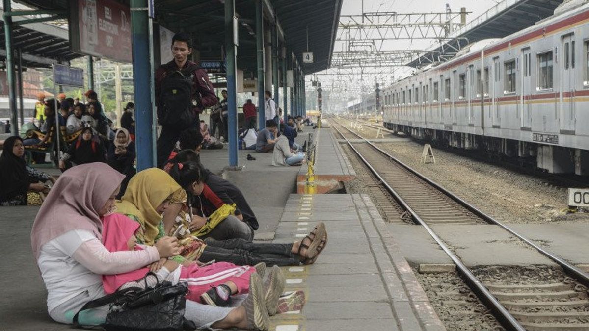 Viral Penumpang Jatuh ke Bawah Peron Stasiun Manggarai, KAI Pastikan Kondisinya Selamat