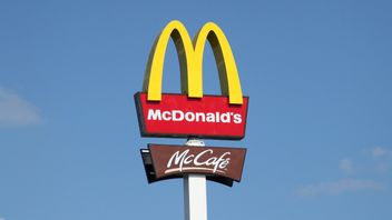 Allegedly Biting Metal In McDonald's Hamburger, This Japanese Woman Has Acute Pulpitis