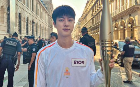 Berangkat dari Museum Louvre, Jin BTS Mengaku Gugup Bawa Obor Olimpiade Paris 2024