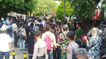Rizieq Shihab Supporters Membludak En Face De PN East Jakarta