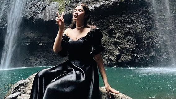 Bergaun di Air Terjun, Intip Potret Cantik Naysilla Mirdad Berpenampilan Feminin