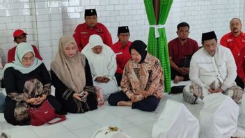 Risma Ziarah ke Makam Sunan Bungkul Jelang Daftar Pilgub Jatim