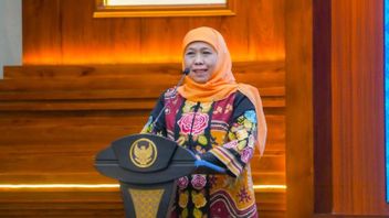 Tak Penuhi Panggilan KPK, Khofifah Hadiri Wisuda Putranya di Universitas Peking
