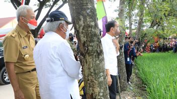 Saat Ganjar dan Menteri Basuki Ngobrol dengan Warga Grobogan, Jokowi Ikut Nimbrung