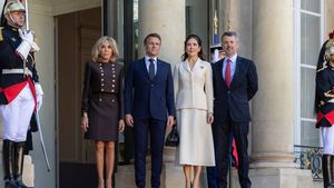 Istri Presiden Prancis Macron Tertangkap Kamera Toyor Wajah Suaminya, Turun Pesawat Tanpa Gandengan Tangan