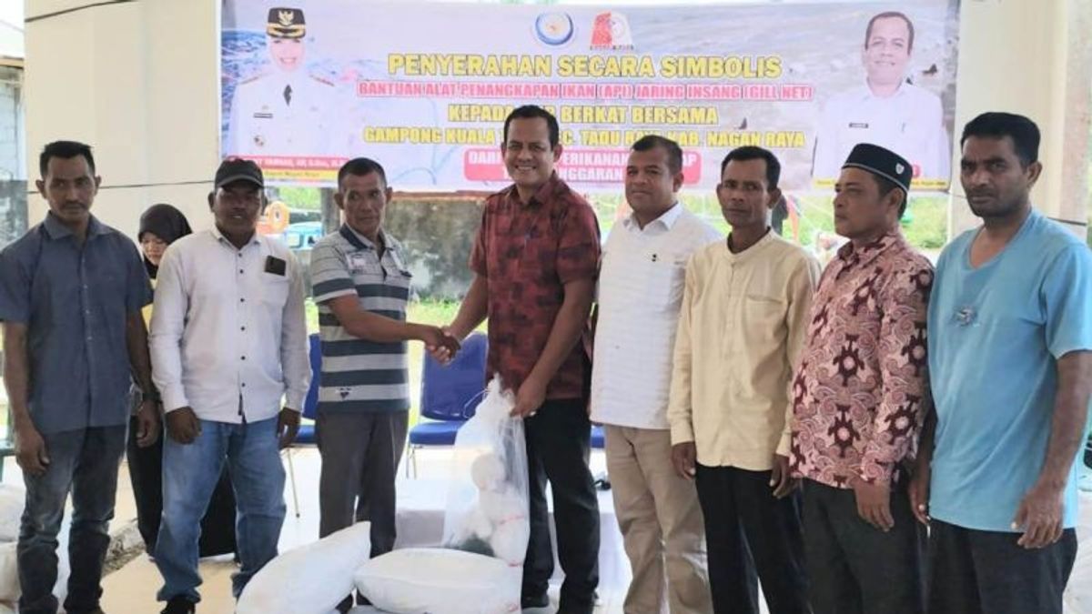 KKP Distributes Fish Fishing Tools For Nagan Raya Fishermen