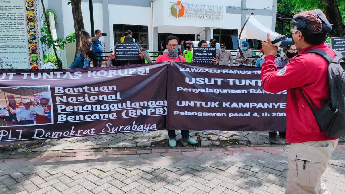 Warga Geruduk Bawaslu Desak Usut Kasus Bantuan BNPB Diselewengkan untuk Kampanye Pilkada Surabaya