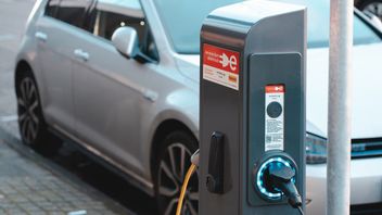 Electric Car Interest Soars, Connected Curb Targets 190,000 Electric Charging Stations In UK