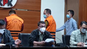 مكبل اليدين وبرومبي أورانج KPK، سورابايا قاضي المحكمة المحلية إيتونغ إسنايني هدايت يصبح مشتبها به