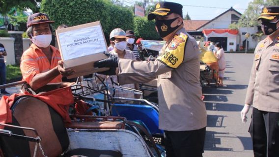 Bagi Ribuan Paket Bantuan Sembako, Polres Madiun Langsung Datang ke Rumah Warga