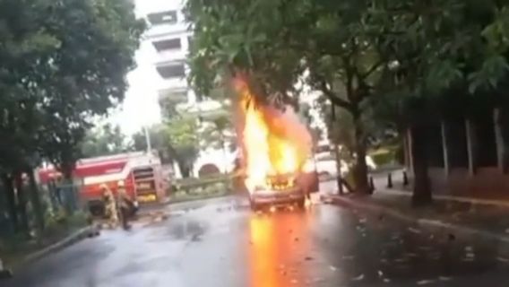 ミニバスはケンバンガンで火災をキャッチし、役員は2台の消防車をドロップ