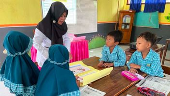 Motivated Teachers Able To Increase Literacy To Indonesian Student Intelligence