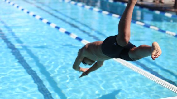 شكل حركة القدم عند القيام بسباحة الظهر التي يجب أن يتمكن المبتدئين من القيام بها
