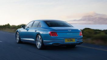 Bentleyは完全に電気自動車メーカーになる意向を表明し、ICEカーの生産を継続することを選択します