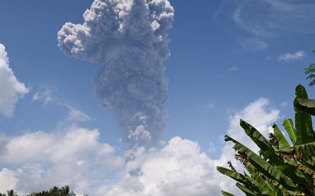 Gunung Ibu Kembali Muntahkan Abu Vulkanik