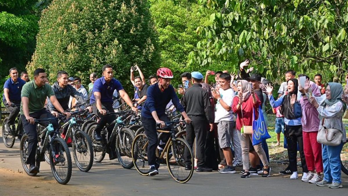 President Jokowi Greets Residents At Bogor Botanical Gardens While Cycling