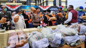 La police a divulgué le trafic de 120 kg de cannabis au milieu de la reprise des catastrophes de Sumatra du Centre