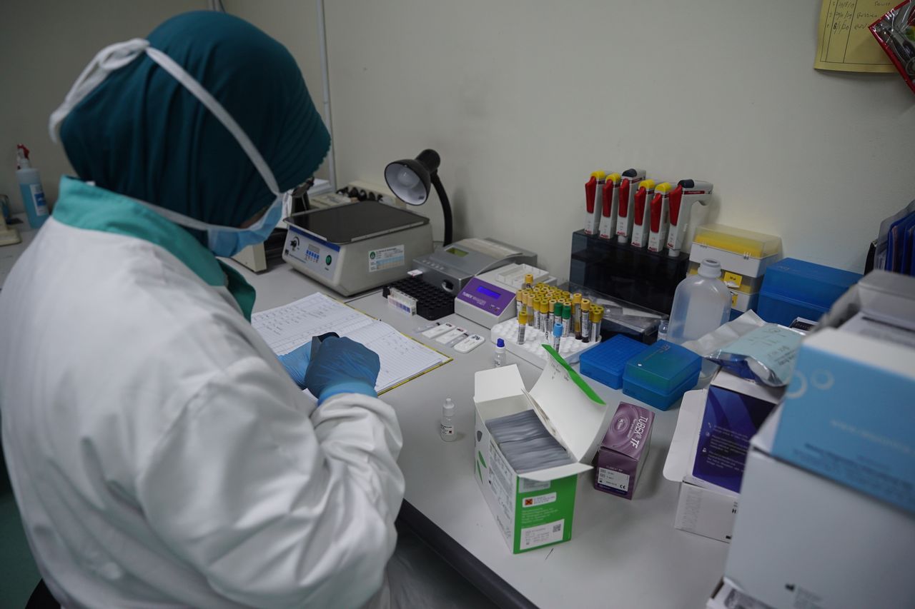 インドネシアでCOVID-19ウイルスに感染した患者の急増