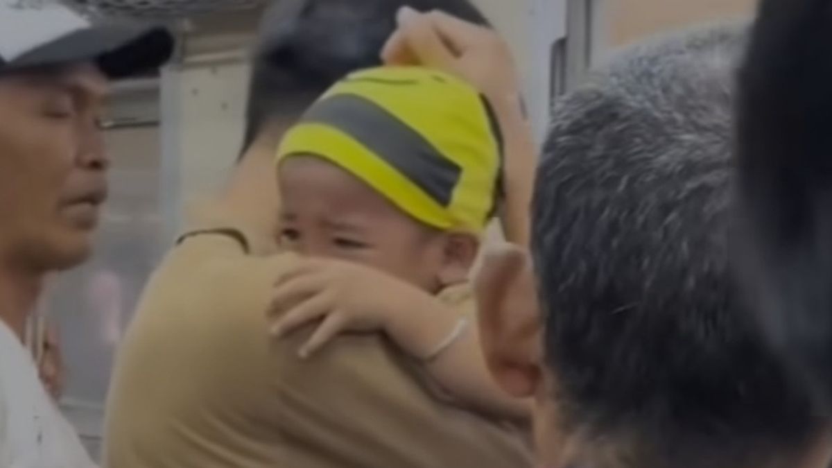 Les doigts de la balise pleurent quand on piégeait la porte du train à Tanah Abang