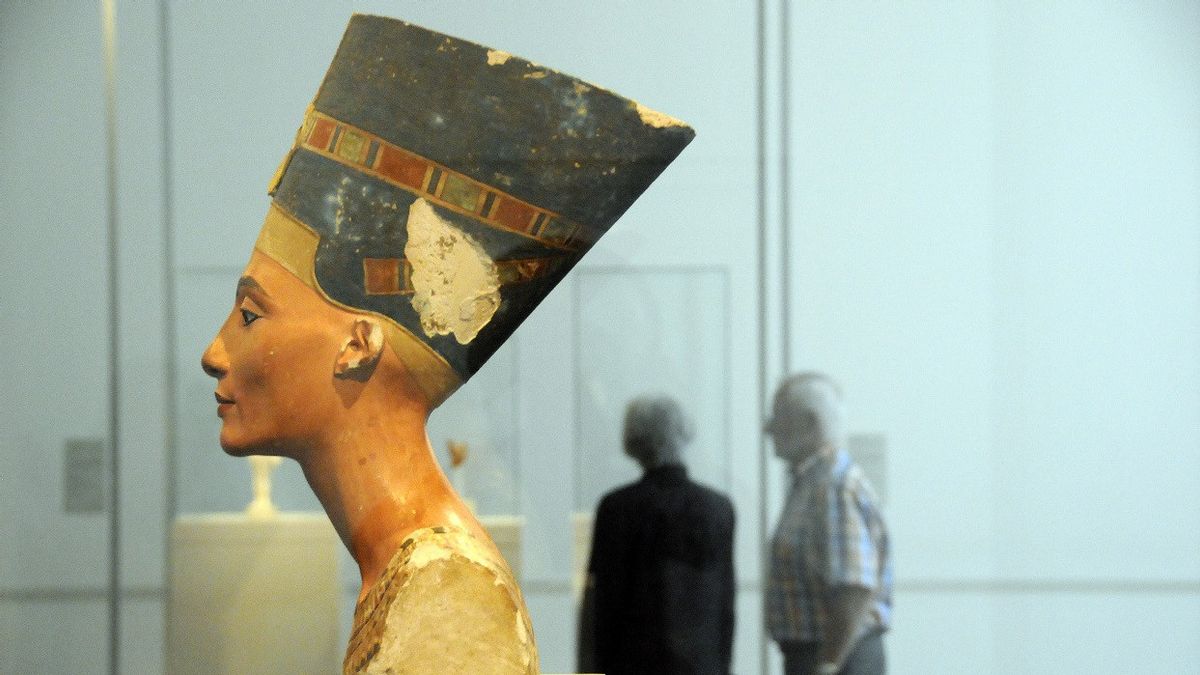 Une statue du doigt de Nefertiti parmi les archéologues rapprochée à Berlin