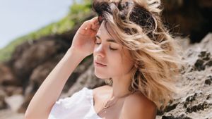  7 Trik Melindungi Rambut Biar <i>Gak</i> Kering dan Kusam Usai Berenang di Pantai
