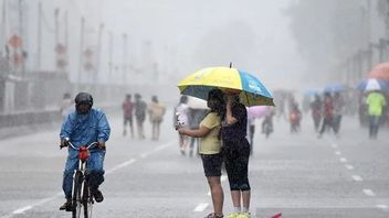セダン傘、BMKG予測ジャカルタ、バンドンからスラバヤ雨 今日