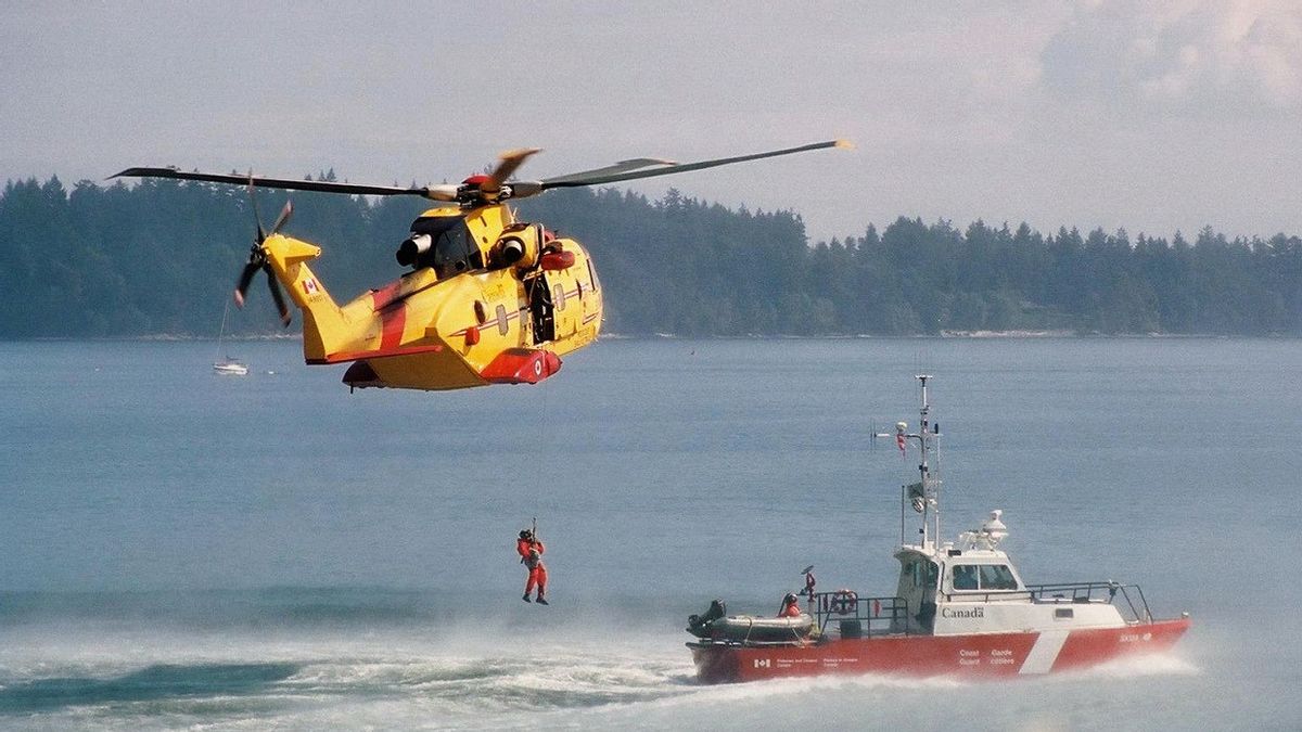 在灭火任务中，一架中国消防直升机着火并坠入二海湖