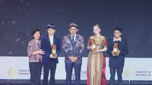 Menbud Fadli Zon Serahkan Paramarta Culture Award pada BCL hingga Joey Alexander