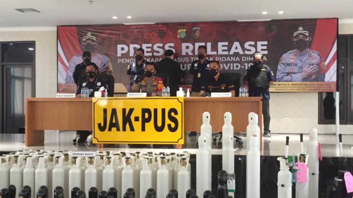 Central Jakarta Police To Donate Hundreds Of Confiscated Oxygen Cylinders To Hospitals