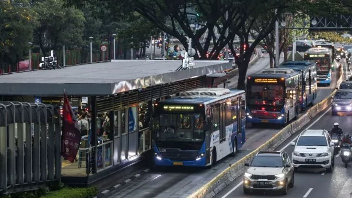 Polda Metro Jaya confirme que la voiture du service de Tni entrant dans la ligne Transjakarta reste à la détention
