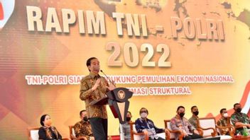 在tni-polri面前，Jokowi强调IKN不能再转换了。
