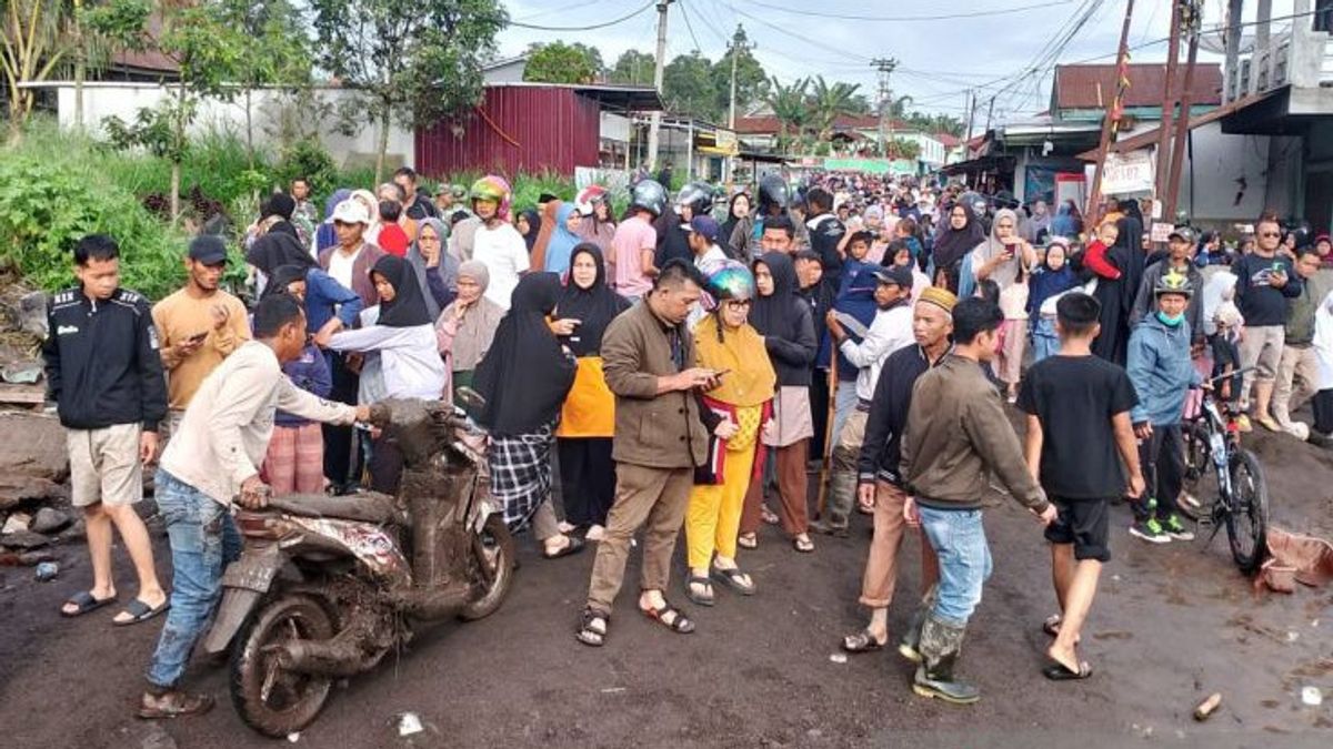غرب سومطرة - 13 شخصا لقوا حتفهم بسبب فيضان لاهر جينود في غرب سومطرة ، 4 ما زالوا مفقودين