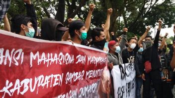 Les étudiants De Sambas West Kalimantan Démo A Demandé Aux Autorités De Libérer Jumardi Qui A été Arrêté Pour La Vente De Perroquets