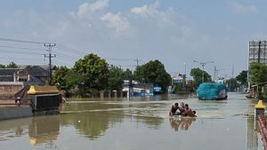 Belasan Kendaraan Masih Terjebak Banjir di Jalan Pantura Demak