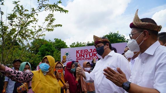 Kunjungan ke Banyuasin, Ketum Partai Golkar Airlangga Hartarto Dapat Keluhan Soal Minyak Goreng