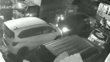 Aksi Begal Spion di Pinang Ranti Jaktim Terekam CCTV