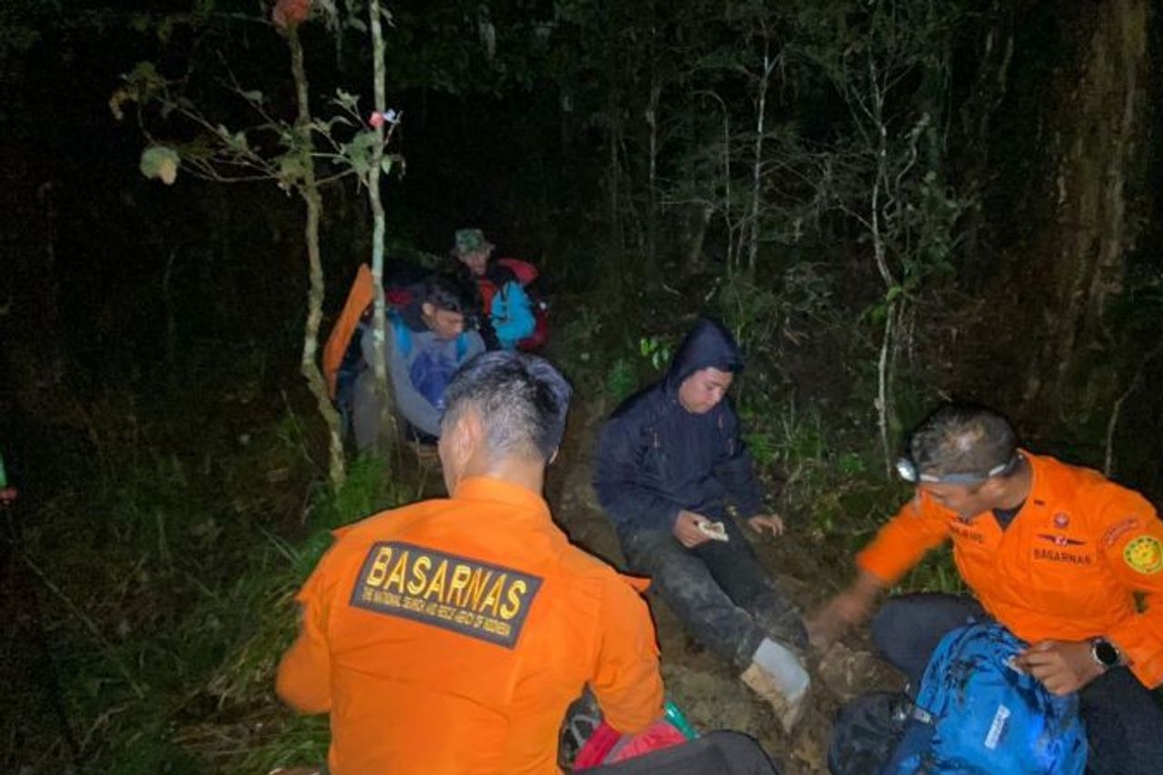 Six Climbers On Mount Lombattang Trapped Successfully Rescued Basarnas