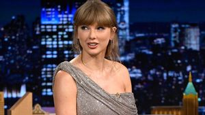 Taylor Swift Tak Henti Lihat Cincin Tunangannya dengan Travis Kelce