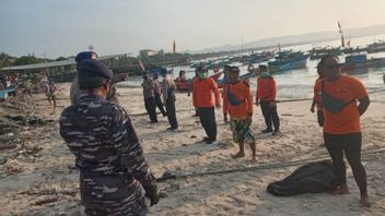 Pangandaran Waves Hit The Overturned Ship, 3 Fishermen Are Missing