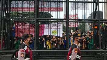 'Dobrak, Dobrak!', Mahasiswa Mulai Tidak Sabar Minta Ada Anggota DPR Temui Mereka di Depan Gerbang