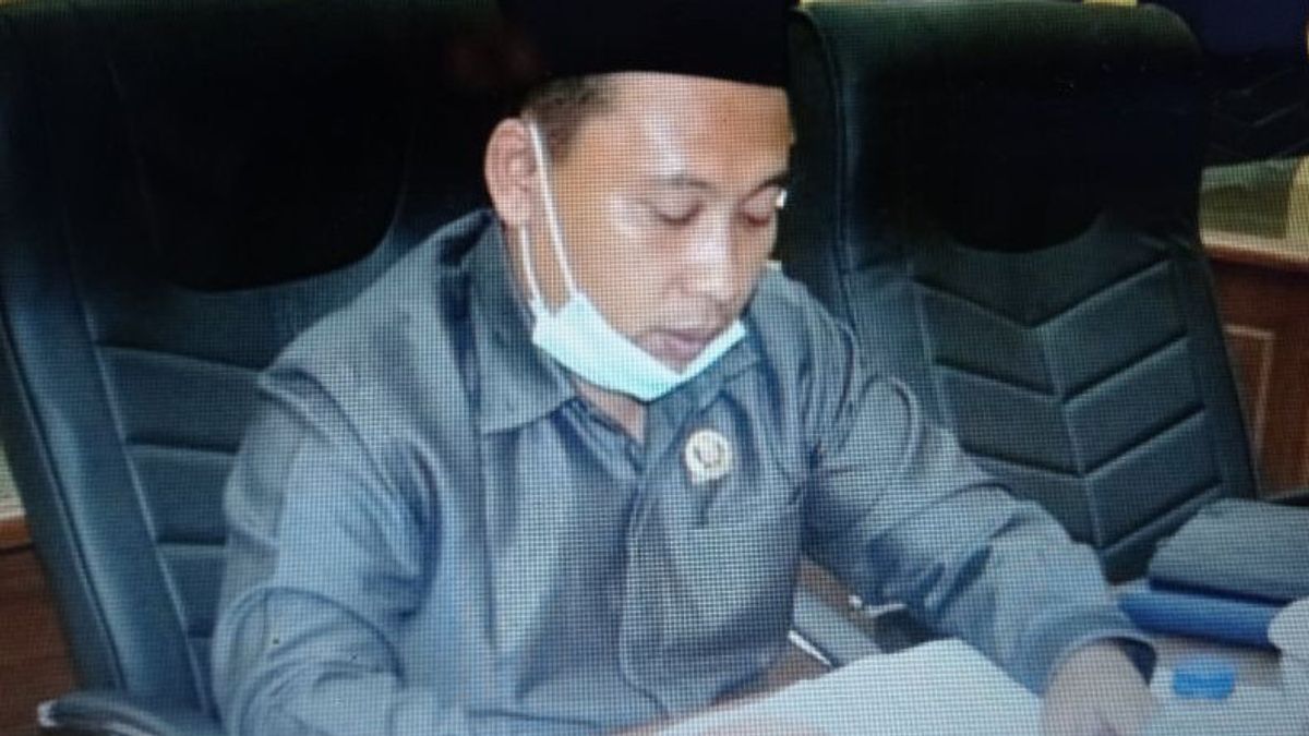 这位Lebak DPRD的F-PPP成员要求学生Setop Demo Jokowi，建议总统敢于罢免继续排3个时期的部长