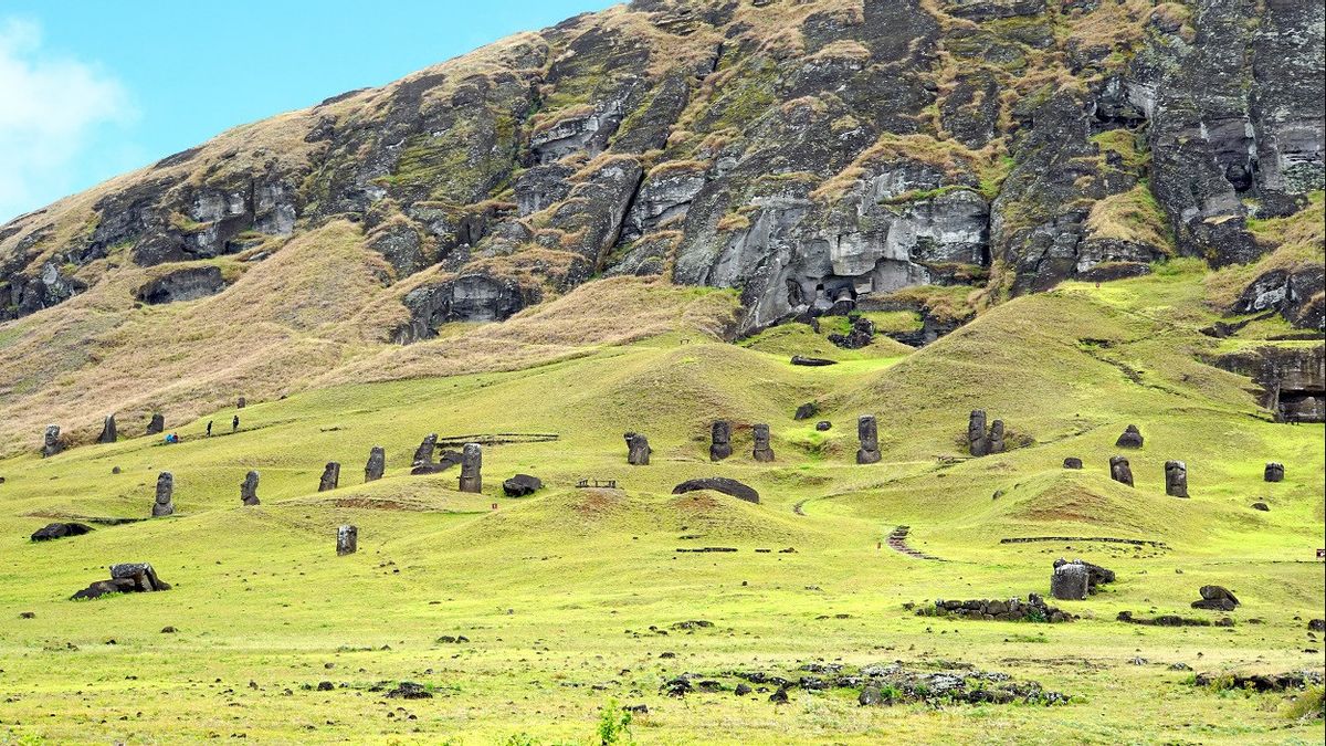 Scientists Discover New Moai Statue At The Bottom Of The Drying Easter Island Lake