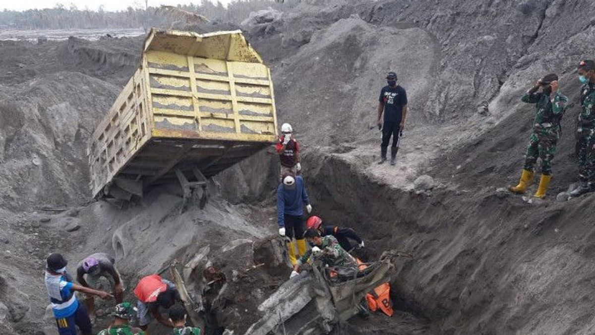 2 Jenazah Korban Erupsi Semeru Ditemukan di Balik Kemudi Truk yang Tertimbun Pasir 