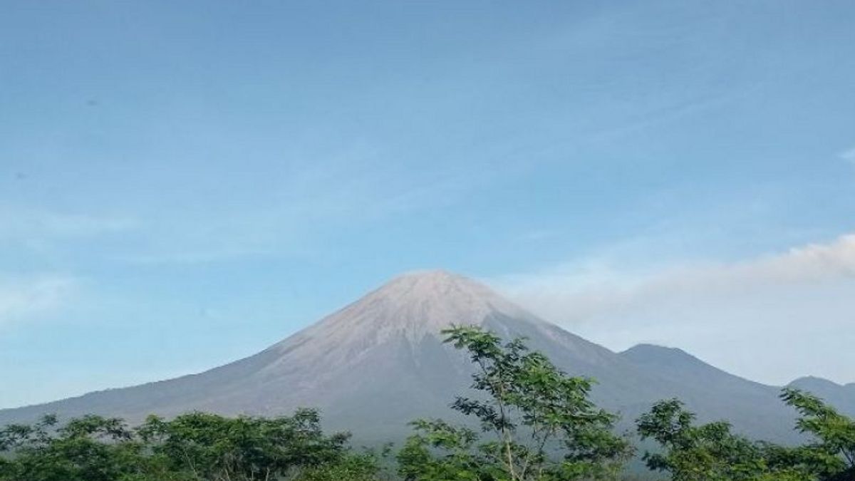 Eruptions and Drops Still Occur on Mount Semeru