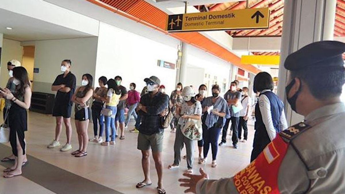 政府は飛行機の旅行要件を緩和し、Iングラライ空港の旅客数は直ちに15%増加