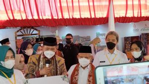 Wapres Ma'ruf Amin Serahkan Bantuan untuk Perajin Batik Cibuluh Bogor