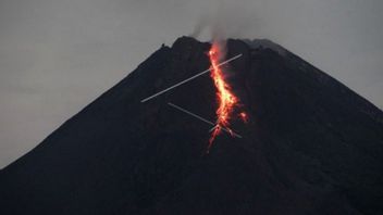 メラピ山は600メートルまで19回まで白熱溶岩の落下を噴火